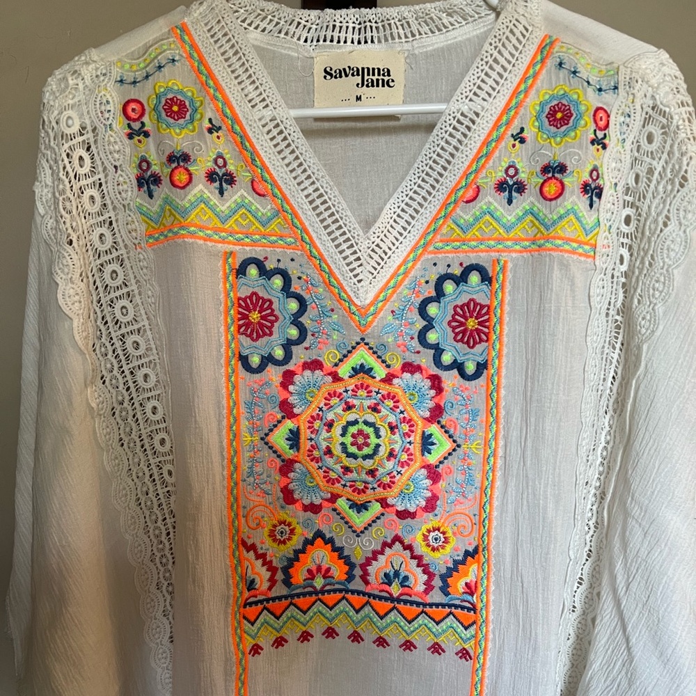 Savanna Jane Embroidered V-neck medium